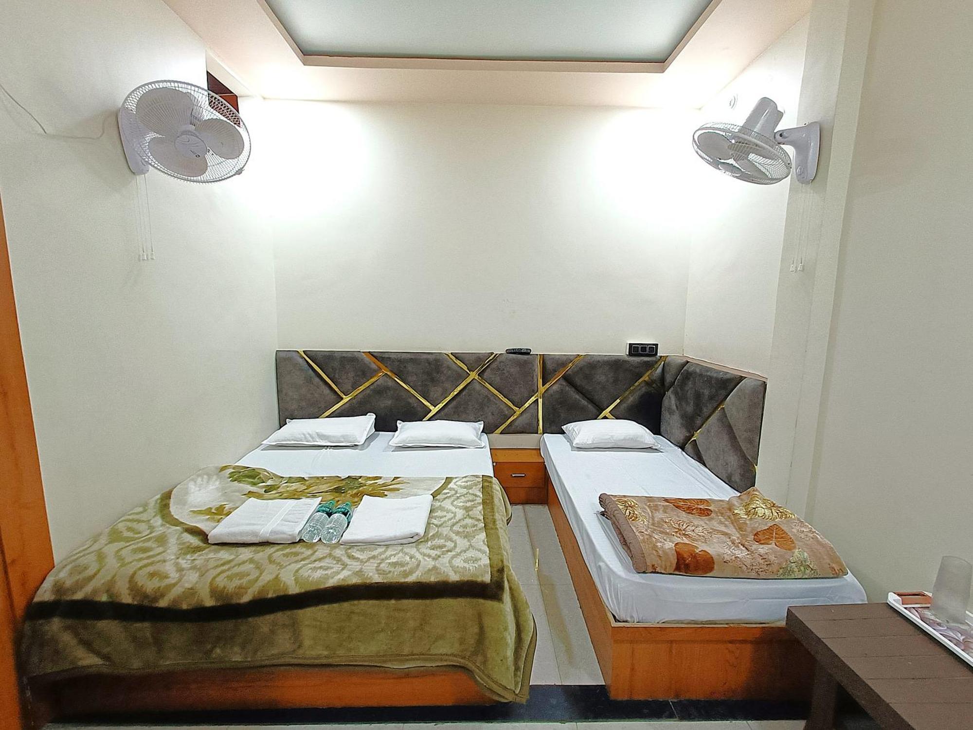 Hotel Shreem 乌贾因 外观 照片