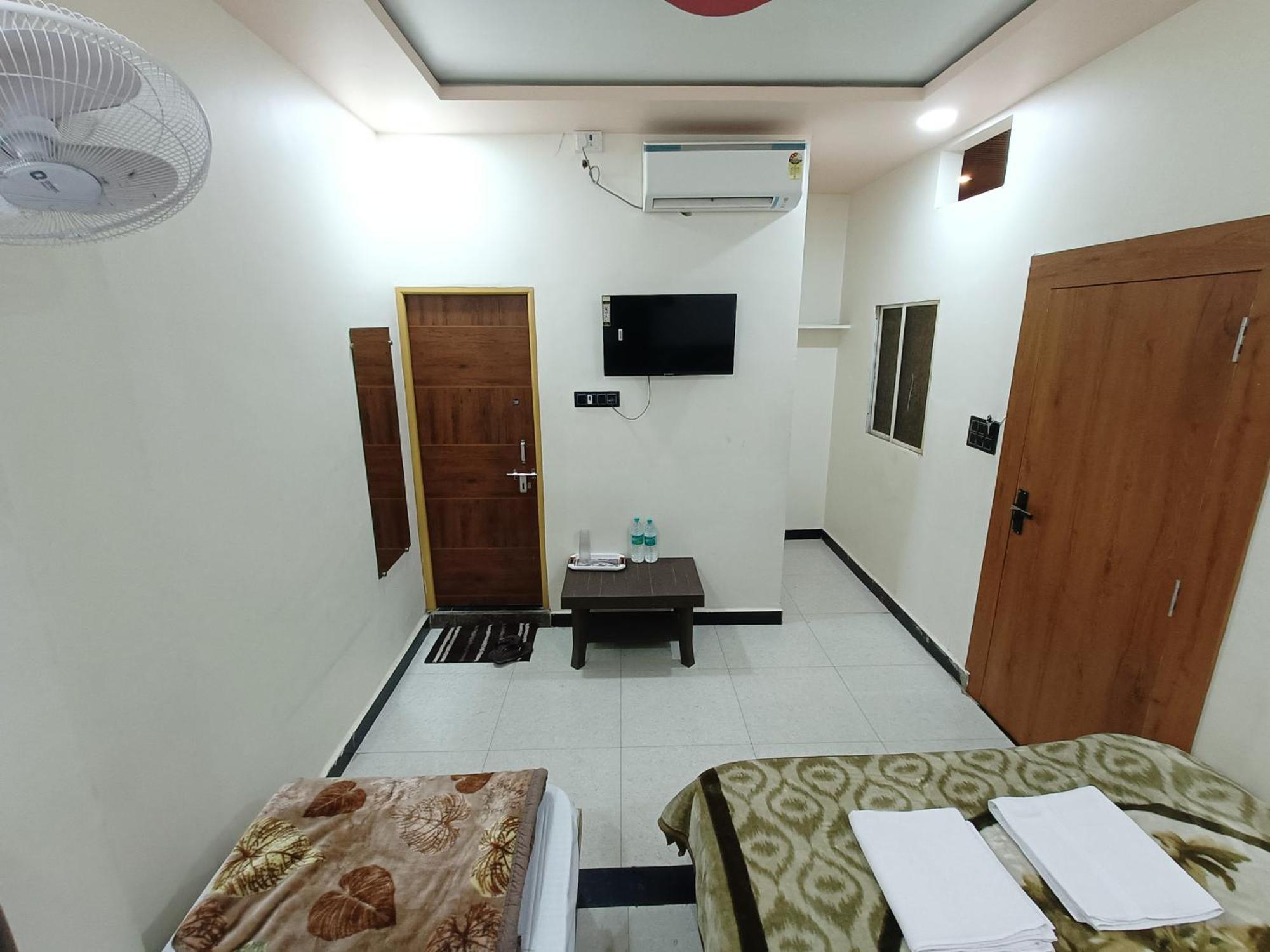 Hotel Shreem 乌贾因 外观 照片