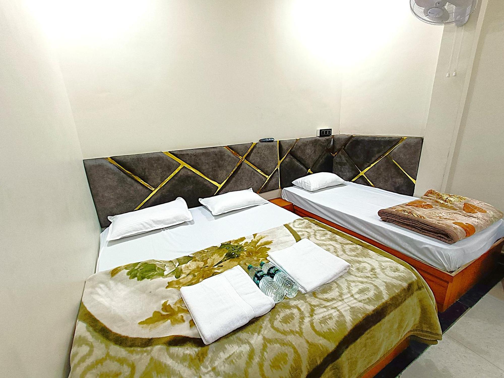 Hotel Shreem 乌贾因 外观 照片