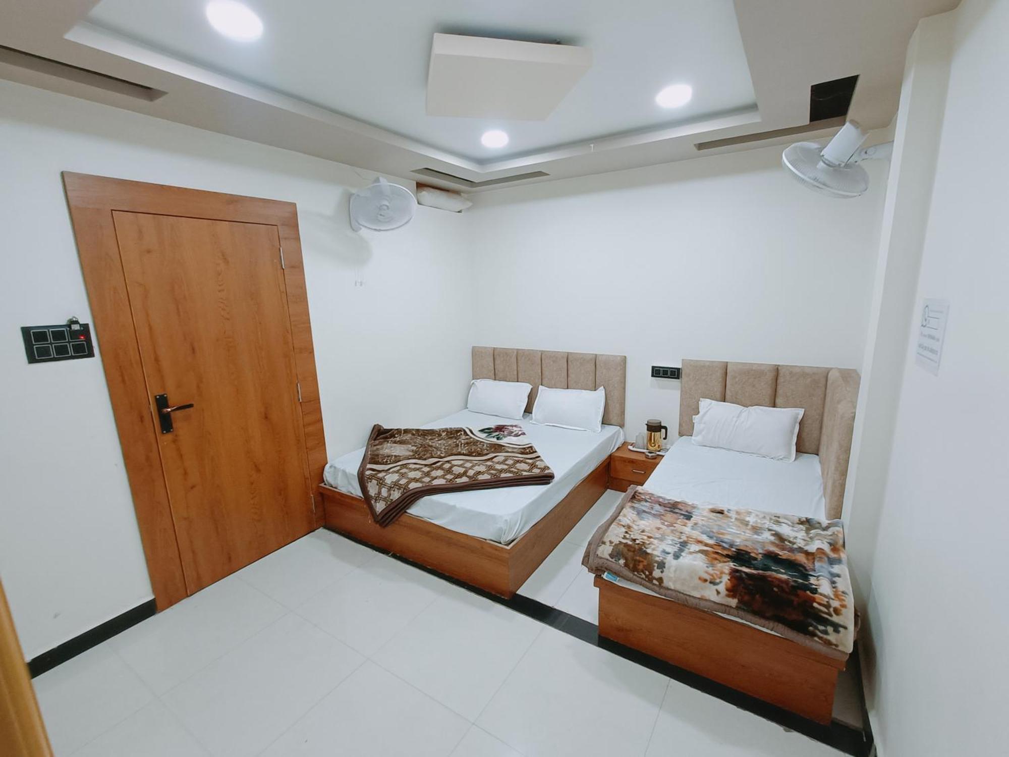 Hotel Shreem 乌贾因 外观 照片