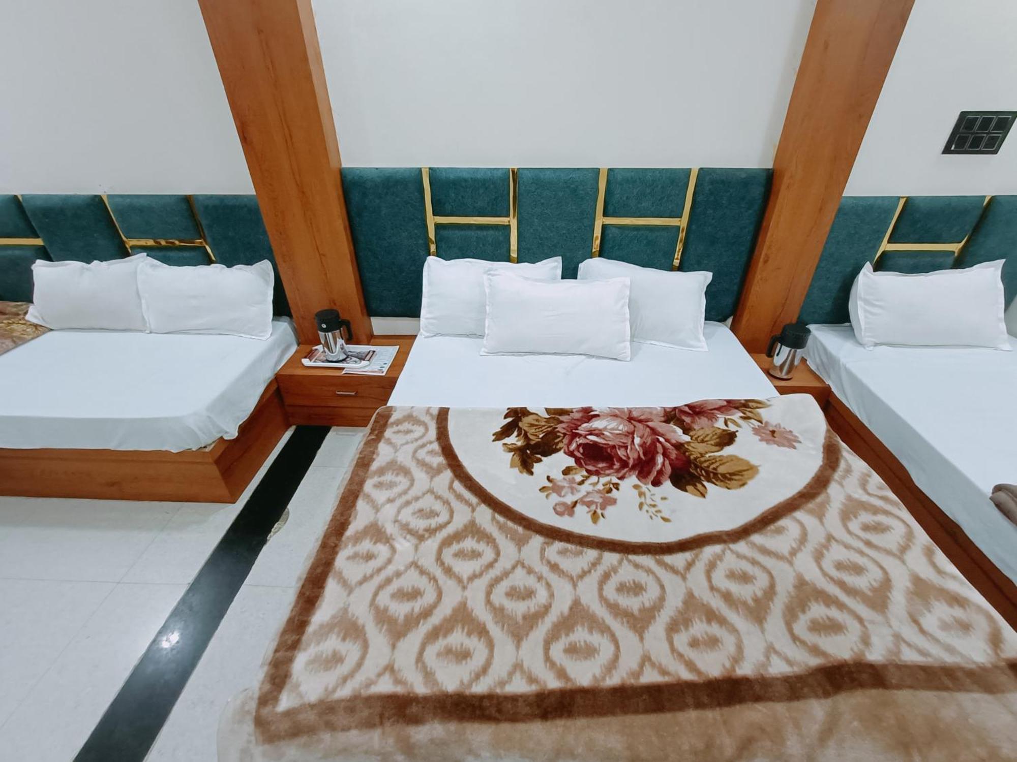 Hotel Shreem 乌贾因 外观 照片