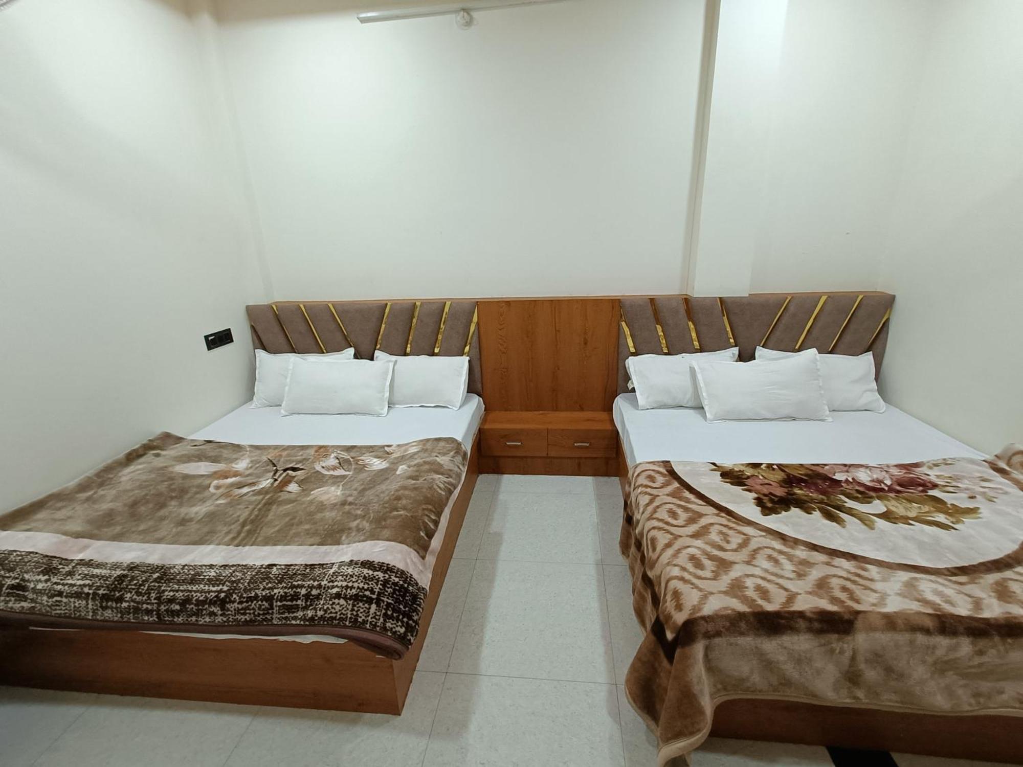 Hotel Shreem 乌贾因 外观 照片
