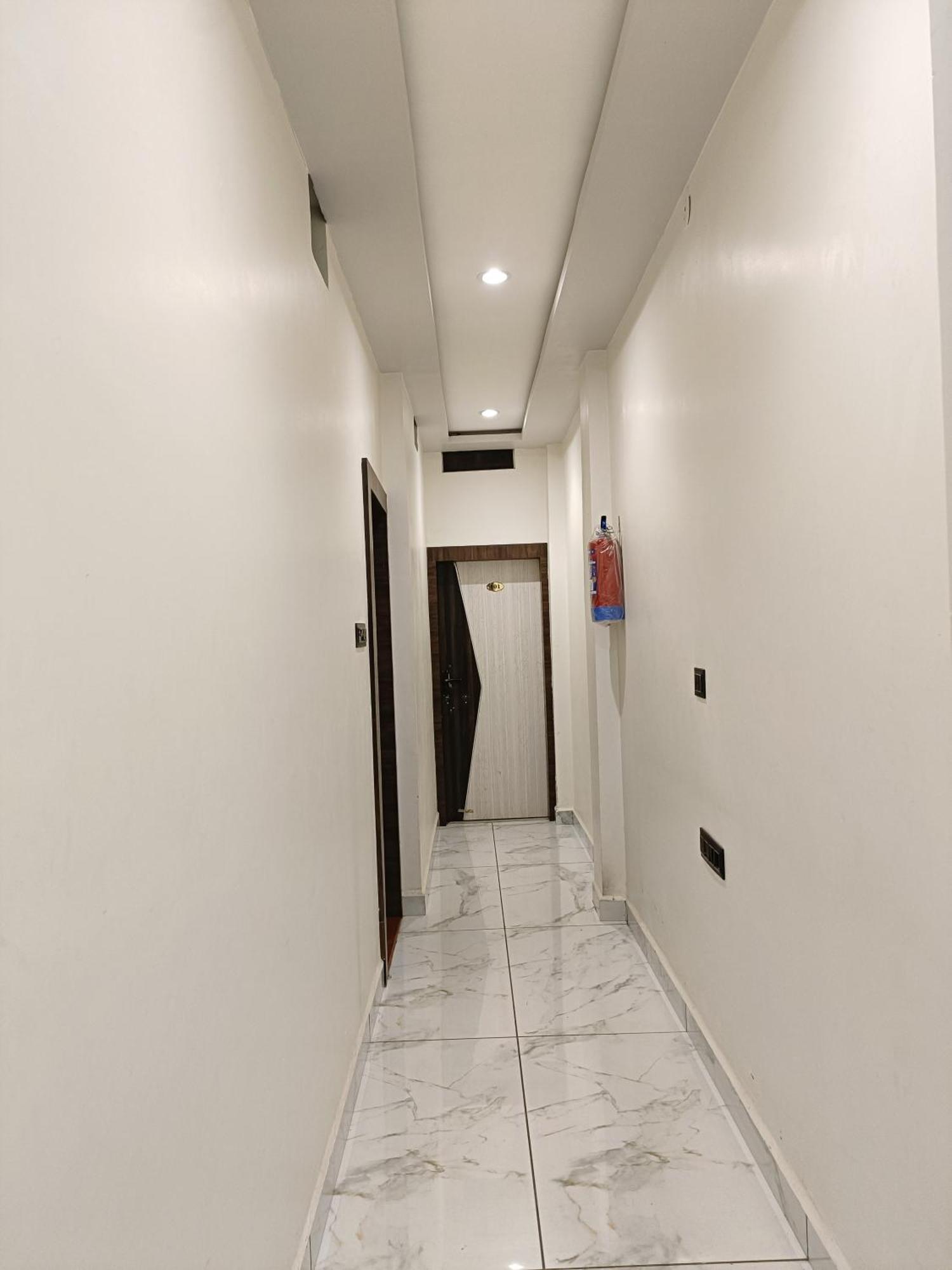 Hotel Shreem 乌贾因 外观 照片