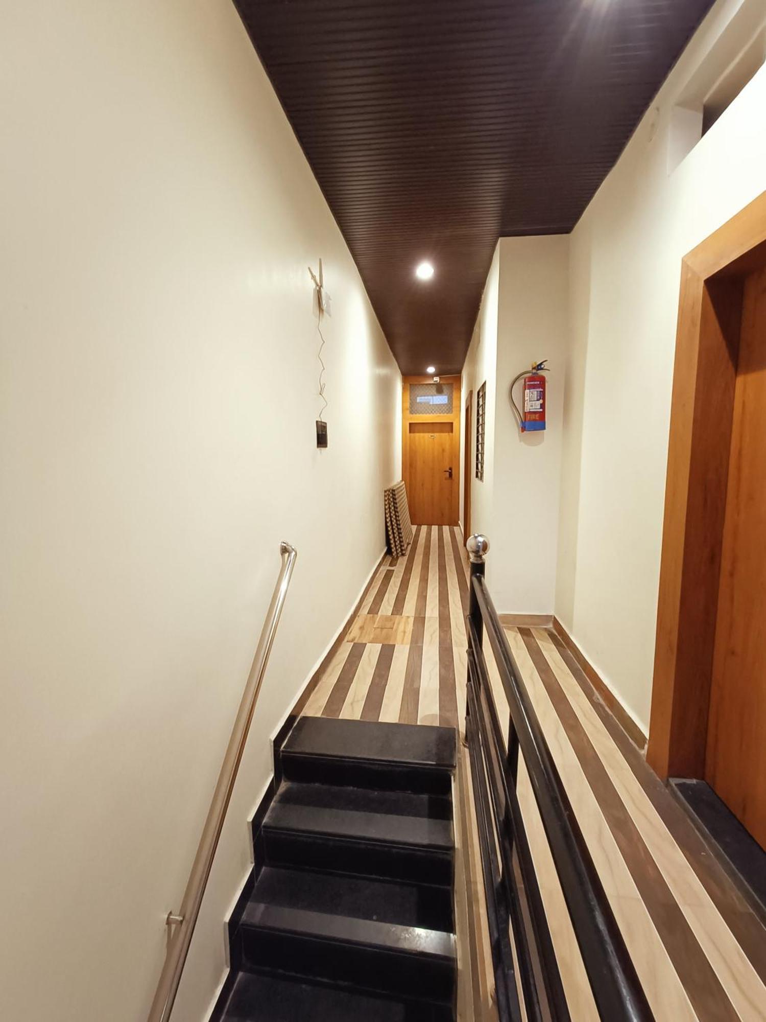 Hotel Shreem 乌贾因 外观 照片