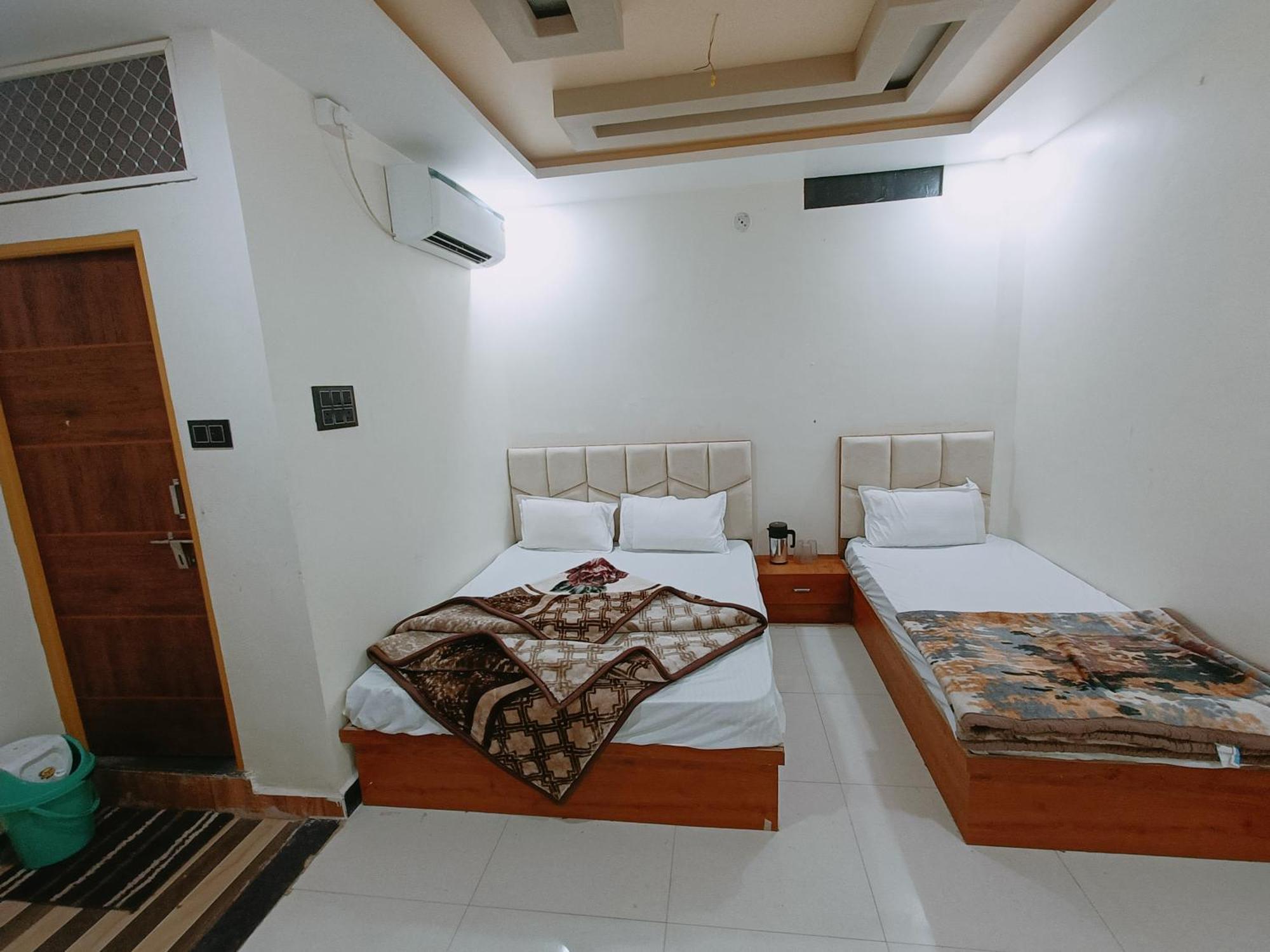 Hotel Shreem 乌贾因 外观 照片