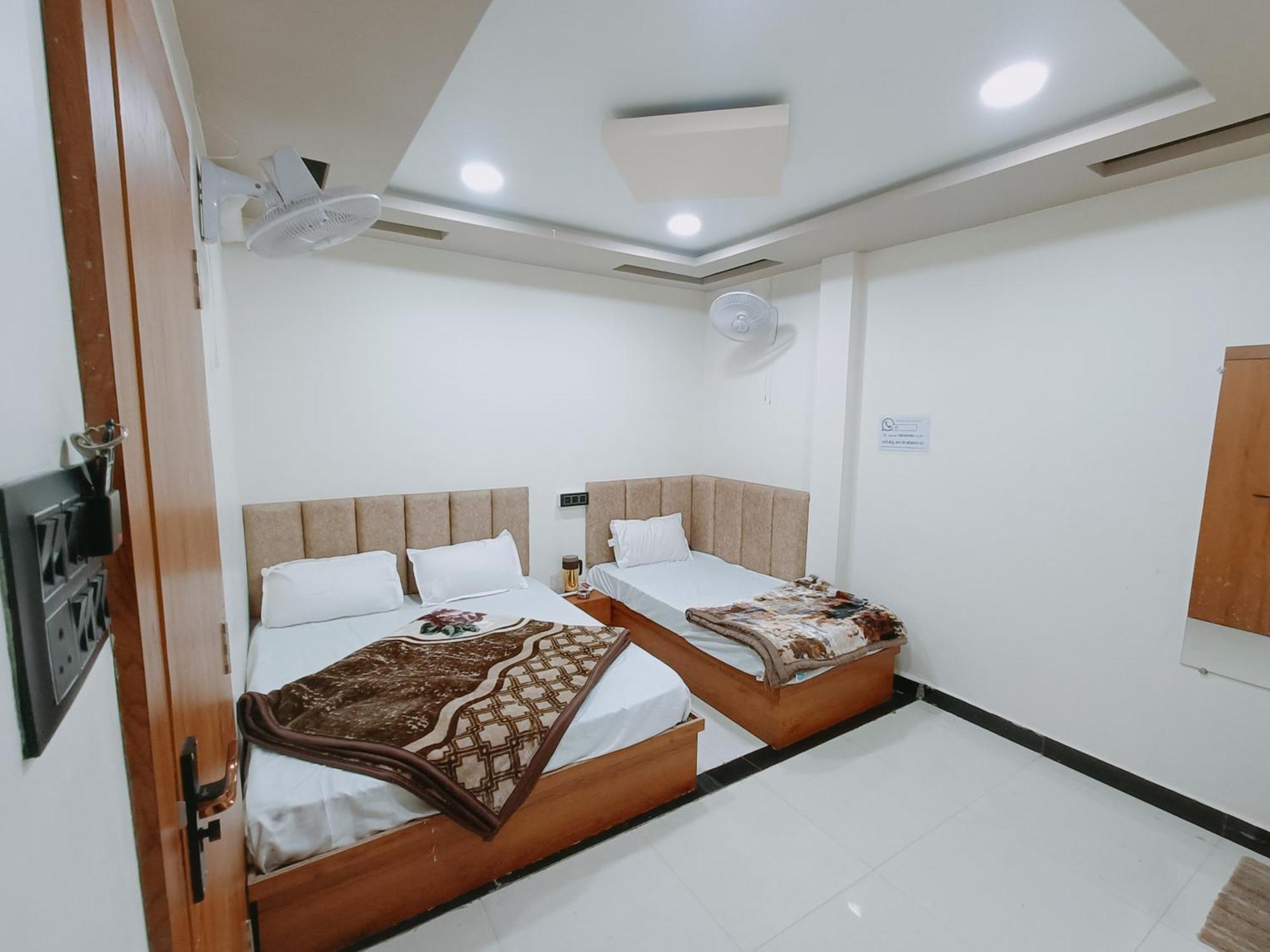 Hotel Shreem 乌贾因 外观 照片