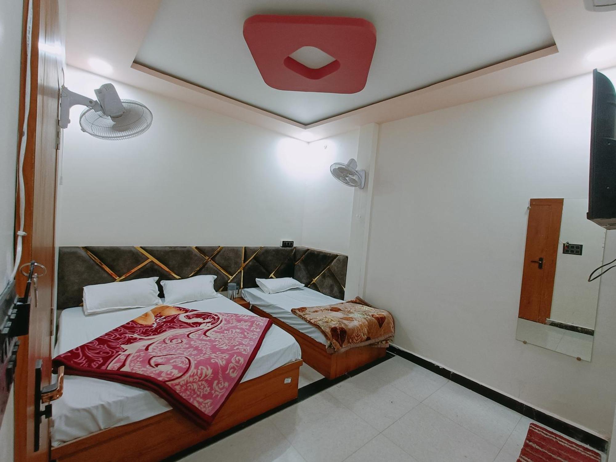 Hotel Shreem 乌贾因 外观 照片