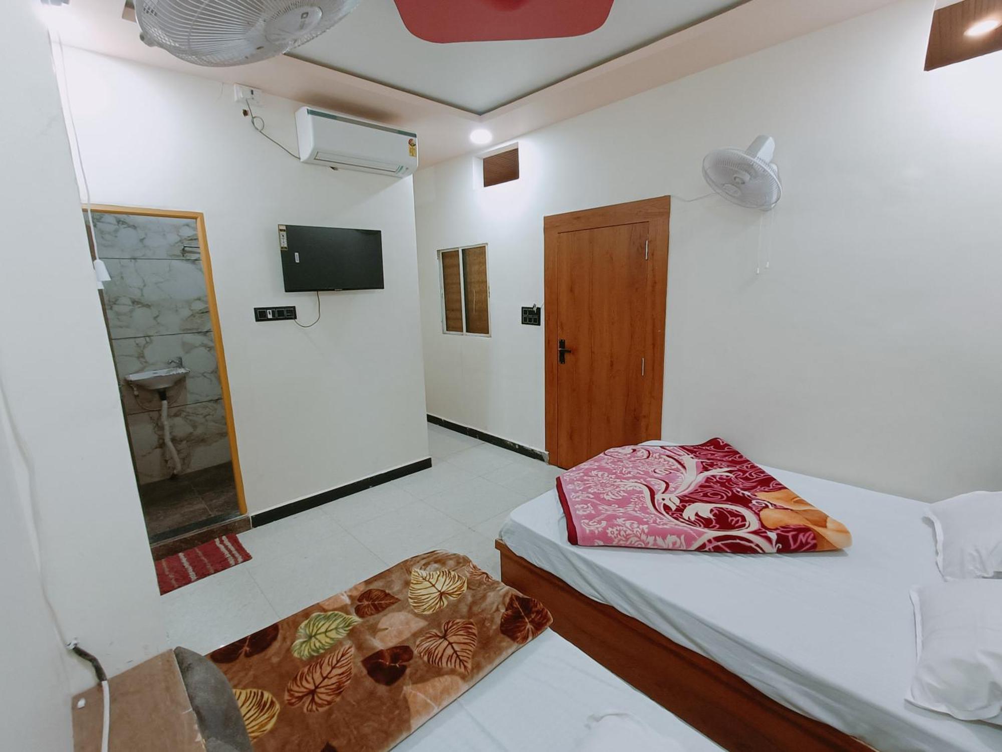 Hotel Shreem 乌贾因 外观 照片