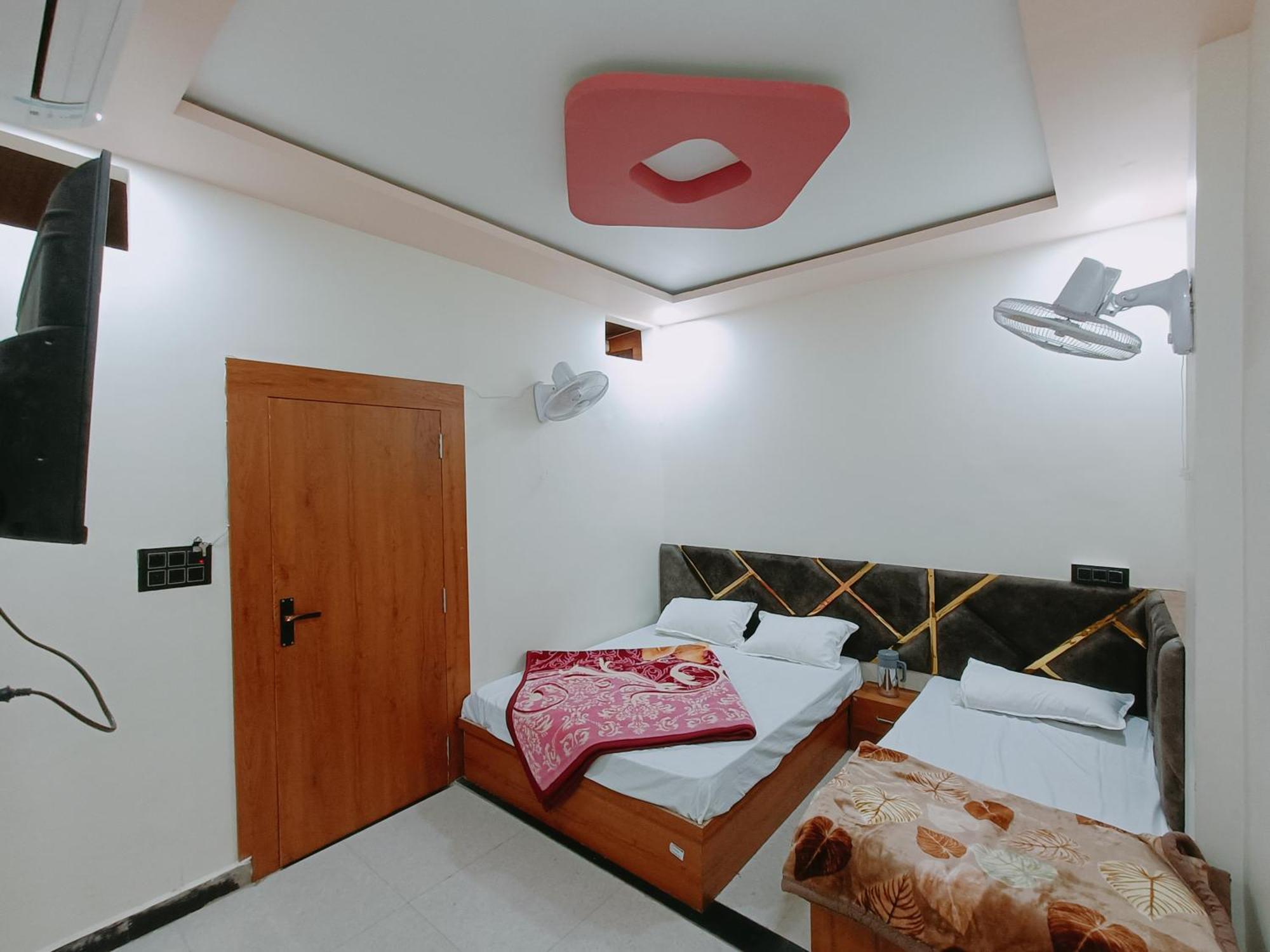 Hotel Shreem 乌贾因 外观 照片
