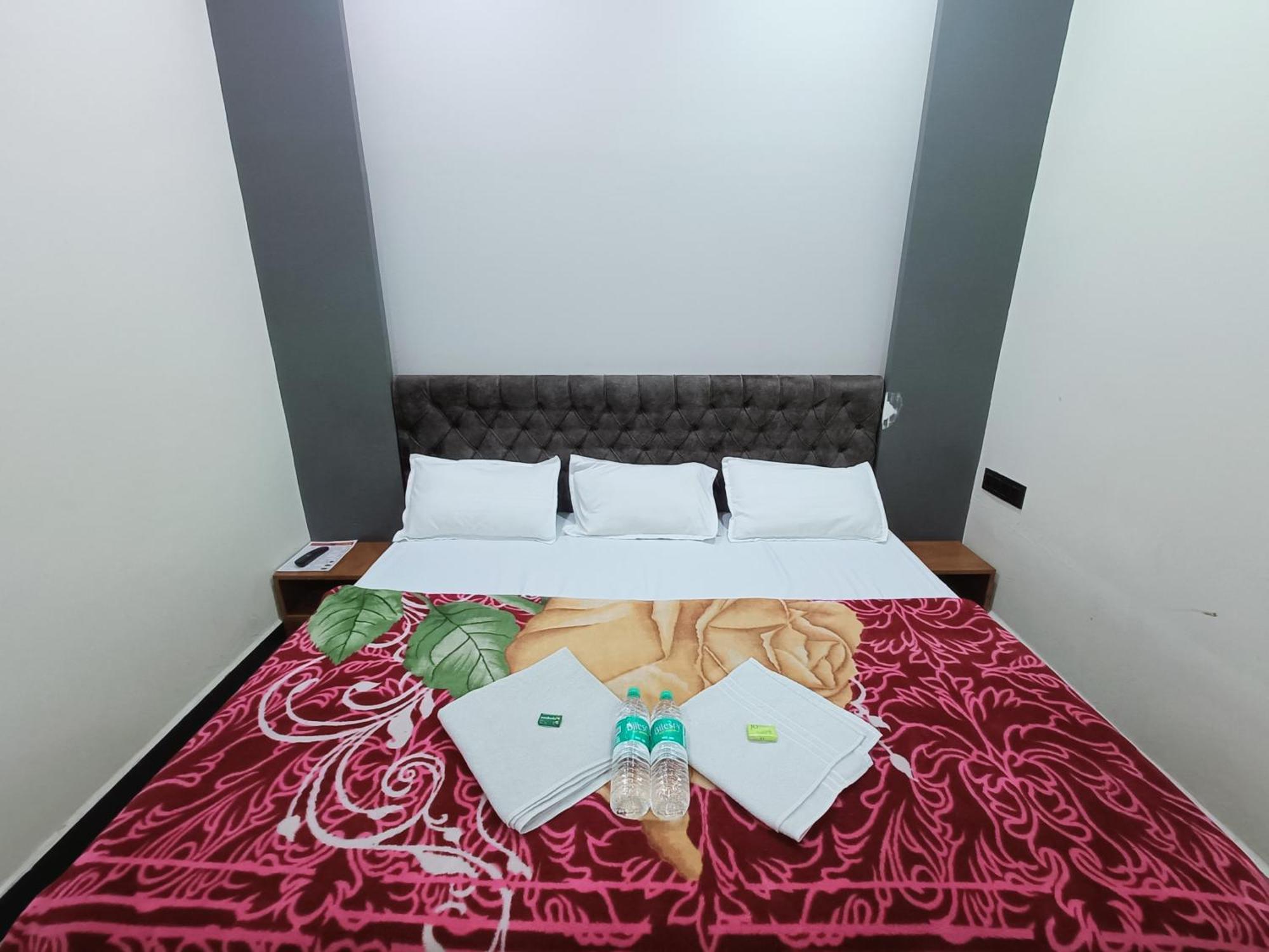 Hotel Shreem 乌贾因 外观 照片