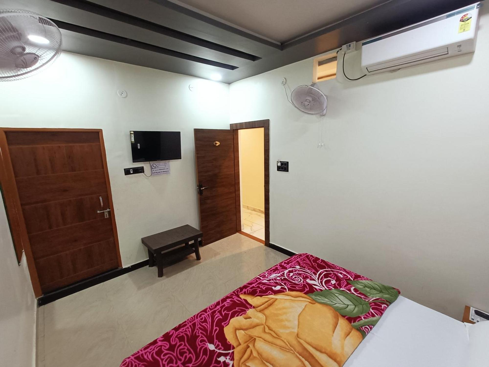 Hotel Shreem 乌贾因 外观 照片