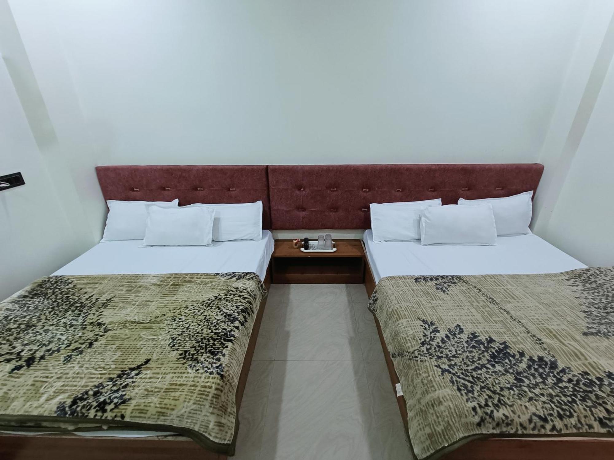 Hotel Shreem 乌贾因 外观 照片