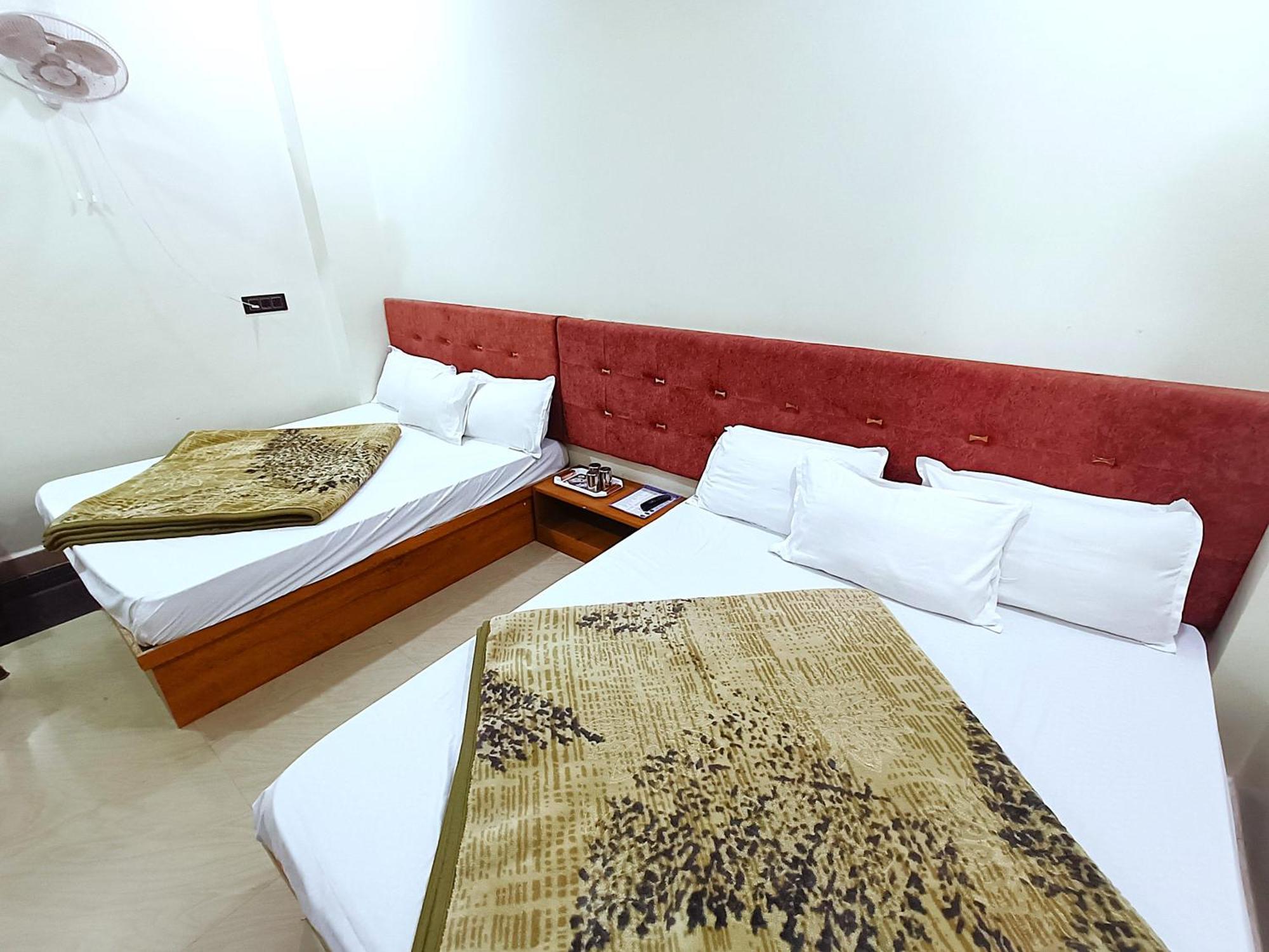 Hotel Shreem 乌贾因 外观 照片