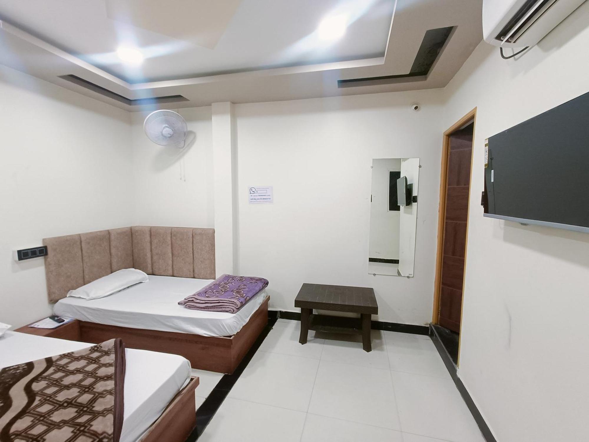 Hotel Shreem 乌贾因 外观 照片