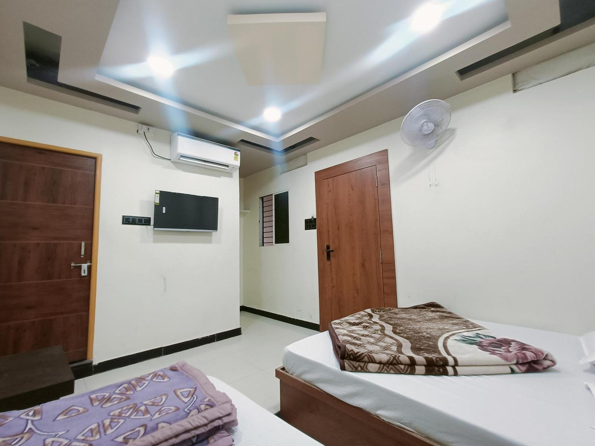 Hotel Shreem 乌贾因 外观 照片