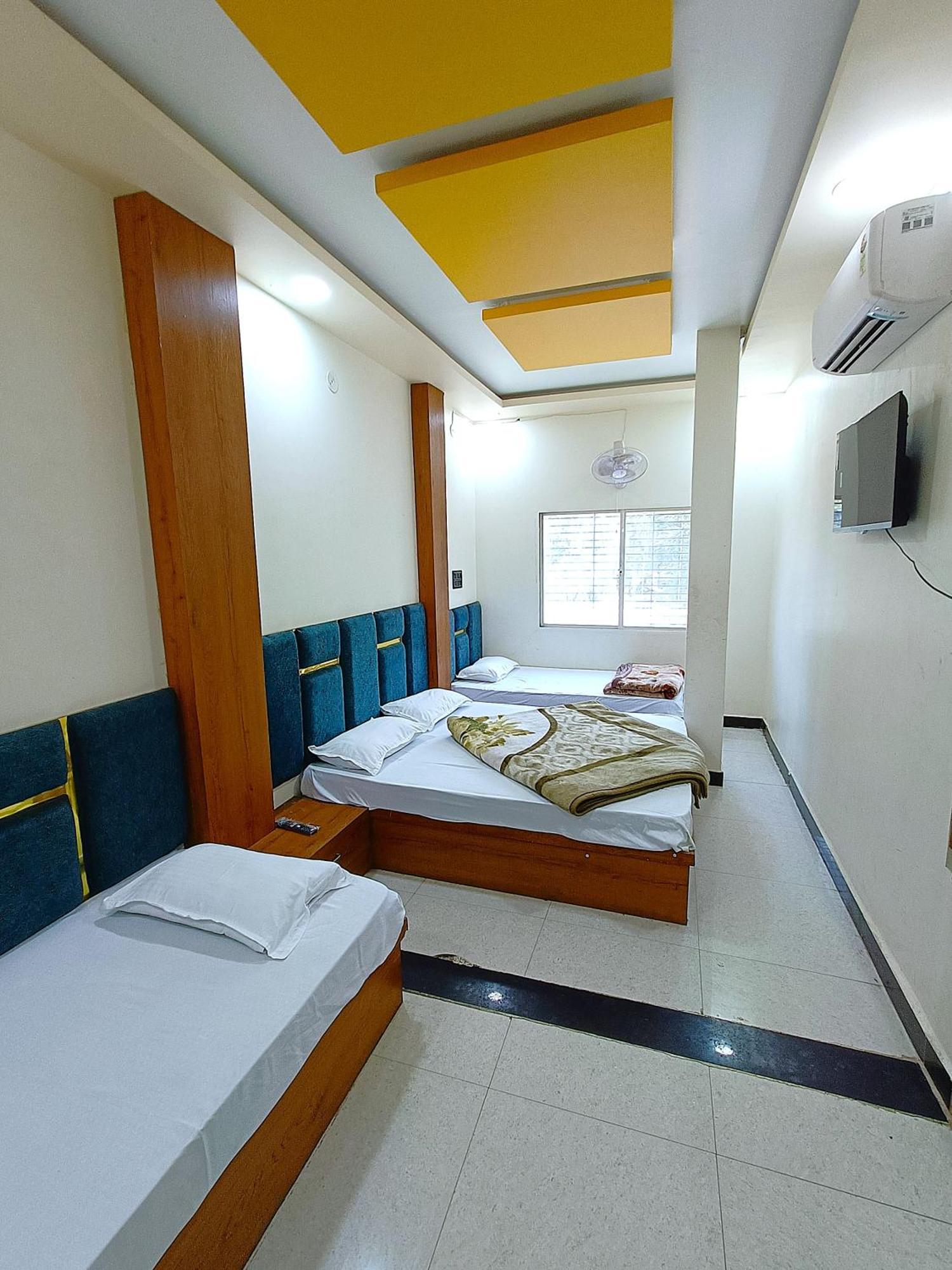 Hotel Shreem 乌贾因 外观 照片