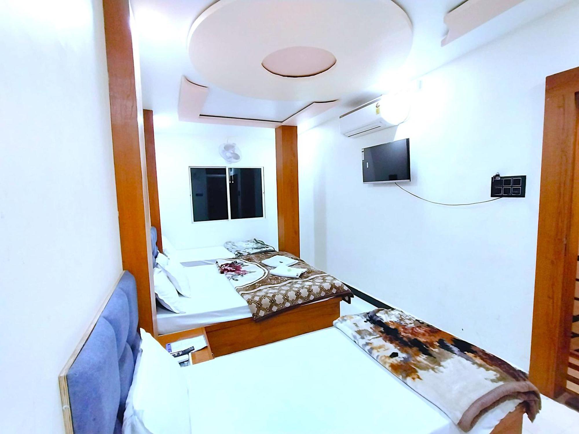 Hotel Shreem 乌贾因 外观 照片