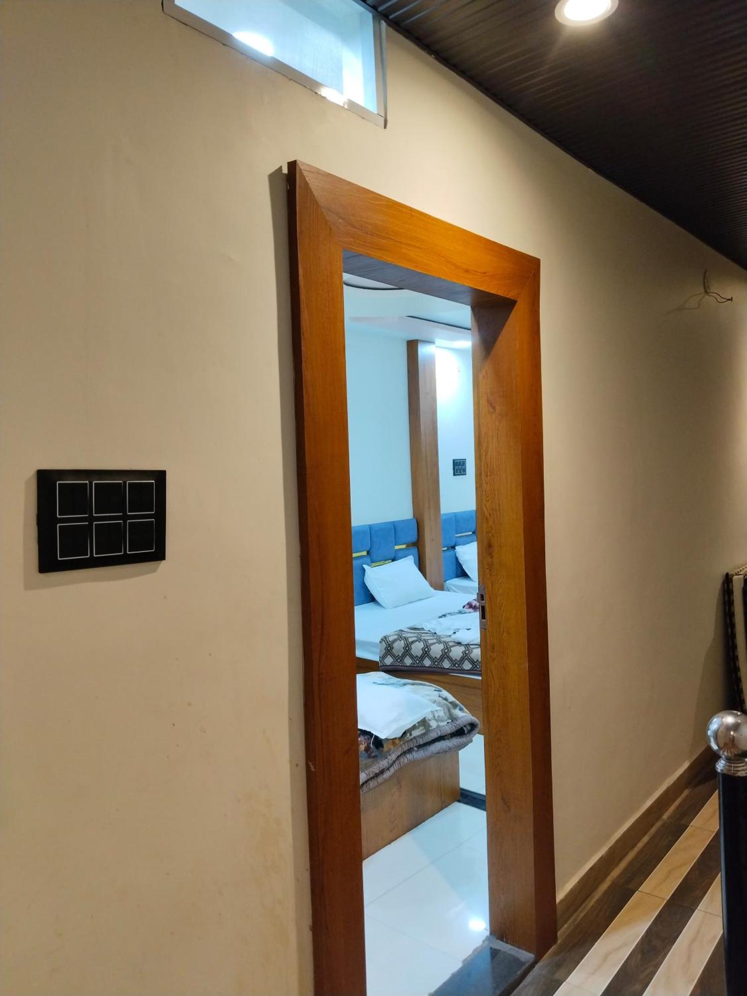 Hotel Shreem 乌贾因 外观 照片